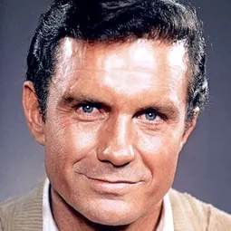 克里夫·勞勃遜 飾演 Ben Parker