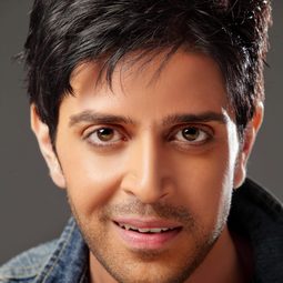 Vijay Bhatia 飾演 Mohammad Zaheer