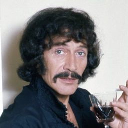 Peter Wyngarde 飾演 Narrator