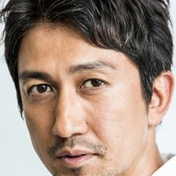 Yū Kamio 飾演 Torao Kurei