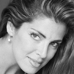 Elizabeth Giordano 飾演 Charlotte Ames