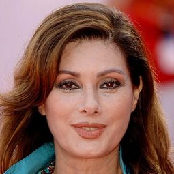 愛雲·芬芝 飾演 