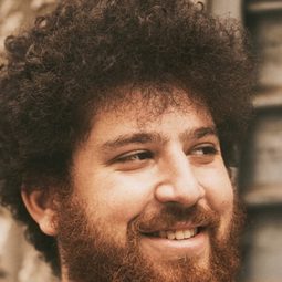 Thomas Blumenthal 飾演 Émile