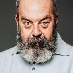 Ali Düşenkalkar 飾演 Cashier