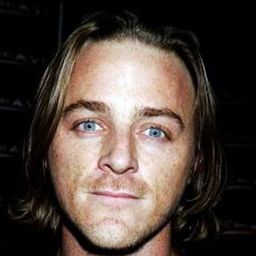 Nathaniel Dean 飾演 Stuart