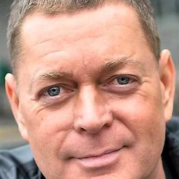 Peter Frödin 飾演 Frederik