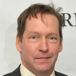 D. B. Sweeney 飾演 Frank