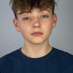 Zak Rothera-Oxley 飾演 Samuel