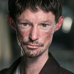 Darren Kent 飾演 RJ