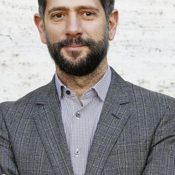 Lorenzo Lavia 飾演 Luchino Visconti