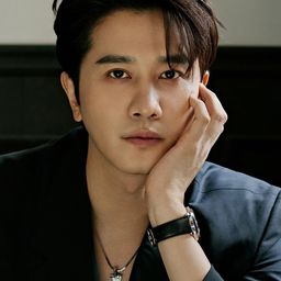 彭冠英 飾演 Teacher Sha