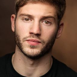 Alexander Lincoln 飾演 Mark