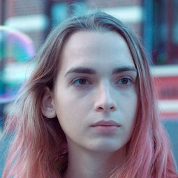 Mya Bollaers 飾演 Lola