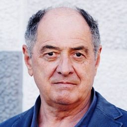 Jürgen Haug 飾演 Bach