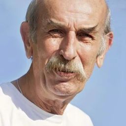 Sinan Bengier 飾演 Kâfur / Tevgir Hoca