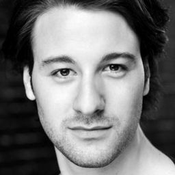 Charles Streeter 飾演 Jennifer