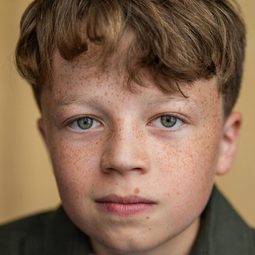 Charlie Hodson-Prior 飾演 Bruce Bogtrotter