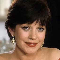 Jan Francis 飾演 Mina Van Helsing (archive footage)