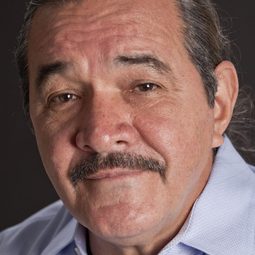 Thomas Rosales, Jr. 飾演 Oil Worker