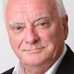 Ian Rooney 飾演 Cec Drury