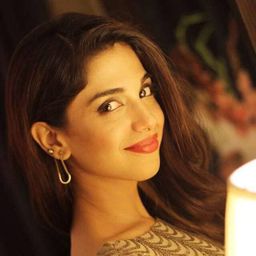 Sonya Hussain 飾演 Amber