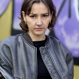 Angélique Flaugère 飾演 Robot T-O