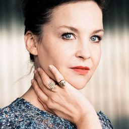 Valerie Koch 飾演 Astrid Zeug