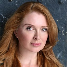 Deborah Twiss 飾演 Alicia Stone