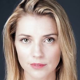 Candice Storey 飾演 Karen