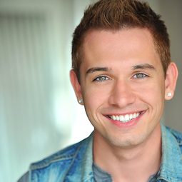 Grant Davis 飾演 Benjamin Bentley