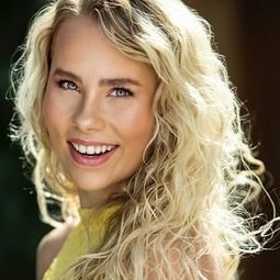 Sadie Brook 飾演 Heather