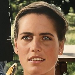 克絲汀·貝克 - Weeds演員 飾演Kirsten