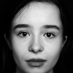 Fine Sendel 飾演 Paula