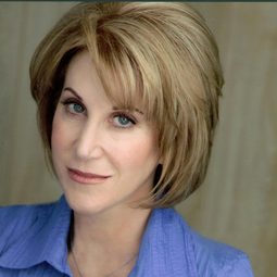 瓊安拜倫 飾演 Miss Teacake Magee