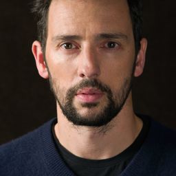 Ralf Little 飾演 Miles