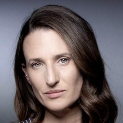 卡米爾·科坦 - 艾莉絲的闇影謎情演員 飾演Capitaine Nathalie Vasseur