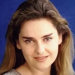 Frédérique Feder 飾演 Karin