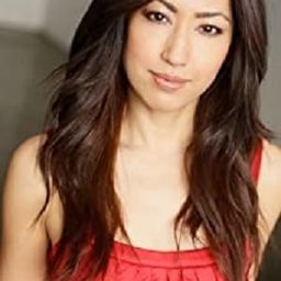 Yuu Asakura 飾演 Hostess