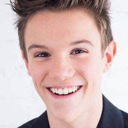 Lenni-Kim 飾演 Simon