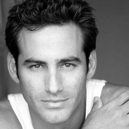 René Lavan 飾演 Carlos Suarez