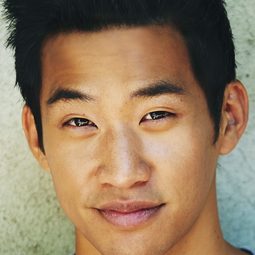 Patrick Kwok-Choon 飾演 Justin