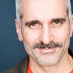 Turhan Troy Caylak - 日出前的邂逅演員 飾演Cabbie #1