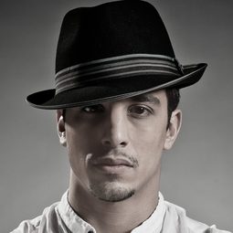 阿拉·薩菲 - 星際黑網演員 飾演Idris