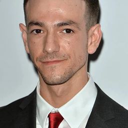 Josef Altin 飾演 Ambro Trader