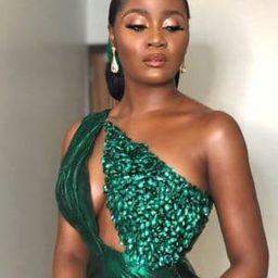 東妮·同斯 飾演 