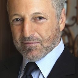 André Aciman 飾演 Mounir