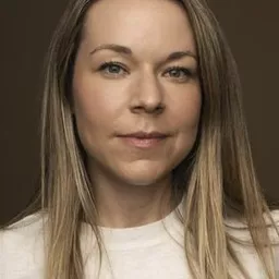 蒂娜·米喬里諾 飾演 Enola