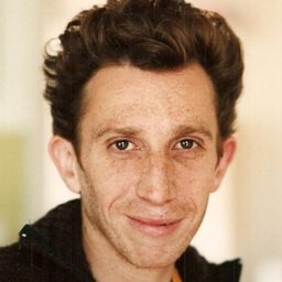 Fabrice Robert 飾演 Bruno