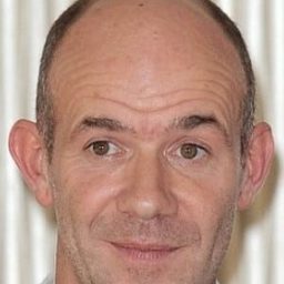 亞歷山卓·傑諾韋西 飾演 Divina's agent