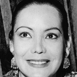 Gloria Mestre 飾演 María